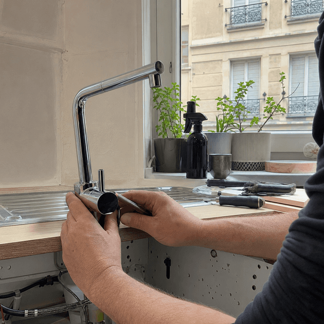 mains remplaçant robinet de cuisine encastré