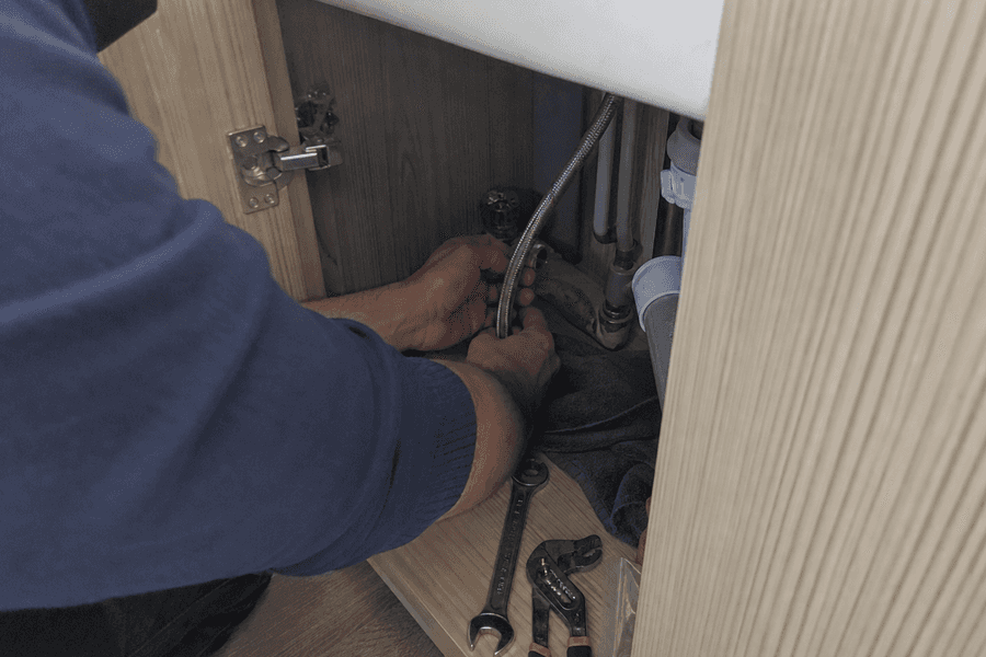 mains raccordant flexible sur mitigeur de lavabo