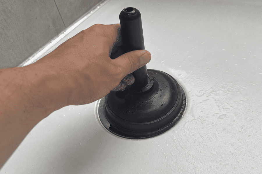 ventouse professionnelle appliquée sur bonde de douche